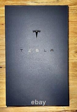 Bouteille & Carafe Tesla édition limitée avec support dans sa boîte originale