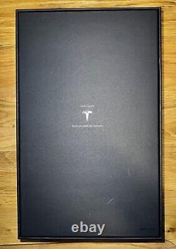 Bouteille & Carafe Tesla édition limitée avec support dans sa boîte originale