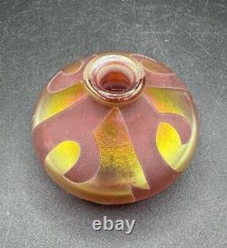 Bouteille de parfum en verre d'art iridescent Correia rouge et or signée 1995 édition limitée