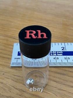 Échantillon solide de métal de l'élément rhodium à 99,99% dans une fiole en verre de 7 ml avec un couvercle gravé.