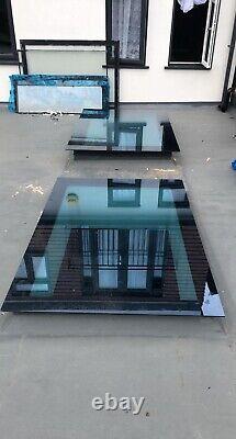 Fenêtre de toit lanterne à toit plat avec double vitrage en verre.