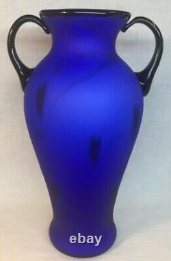 Fenton Art Glass Dave Fetty Cœurs Suspendus Sur Cobalt Vase Satin Édition Limitée