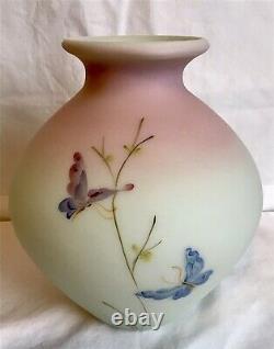 Fenton Art Glass Green Burmese Edition Limitée Butterfly Vase