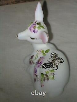 Fenton Glass HP Butterfly Et Blossoms Sur Opal Satin Fawn Deer Figurine Le