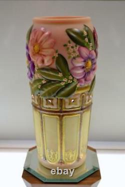 Fenton Vase Burmese Jaune Satin Fleurs Embosquées Liberté Ooak