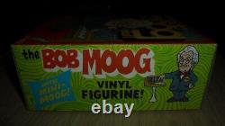 Nouvelle édition limitée de la figurine du 50e anniversaire de Bob Moog avec Minimoog et lunettes