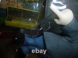 Nouvelle édition limitée de la figurine du 50e anniversaire de Bob Moog avec Minimoog et lunettes