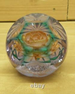 Presse-papiers en verre rose Caithness Amore signé édition limitée 4/50