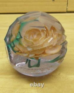Presse-papiers en verre rose Caithness Amore signé édition limitée 4/50