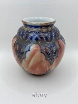 Vase en verre marbré rouge rose blanc Loetz Carneol des années 1890 avec peinture bleue et dorée guildée