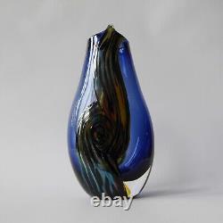 Vase en verre soufflé d'art Vortex bleu tourbillon signé AM par Allister Malcolm. Fait main, en verre sous verre, 8.5 pouces.