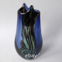 Vase en verre soufflé d'art Vortex bleu tourbillon signé AM par Allister Malcolm. Fait main, en verre sous verre, 8.5 pouces.