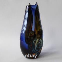 Vase en verre soufflé d'art Vortex bleu tourbillon signé AM par Allister Malcolm. Fait main, en verre sous verre, 8.5 pouces.