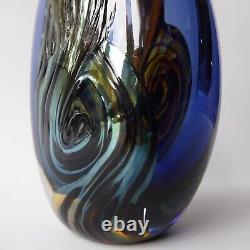 Vase en verre soufflé d'art Vortex bleu tourbillon signé AM par Allister Malcolm. Fait main, en verre sous verre, 8.5 pouces.