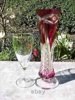 Vase en verre taillé unique Val St Lambert vintage de couleur cranberry et fuchsia