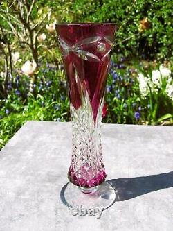 Vase unique en cristal taillé rouge cranberry de collection Val St Lambert vintage